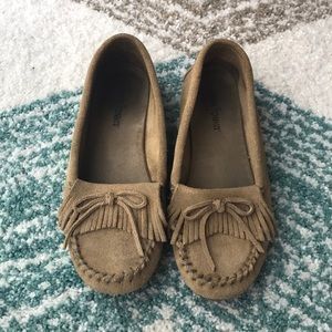 Minnetonka moccasins - size 7.5 tan